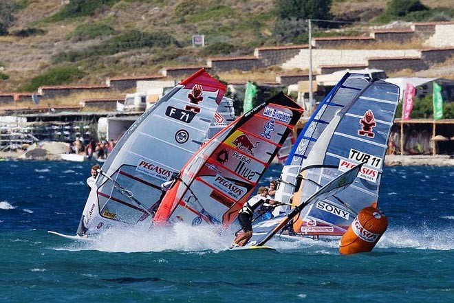 First mark pile up - Pegasus Airlines Alacati PWA World Cup - Day 1 ©  John Carter / PWA http://www.pwaworldtour.com